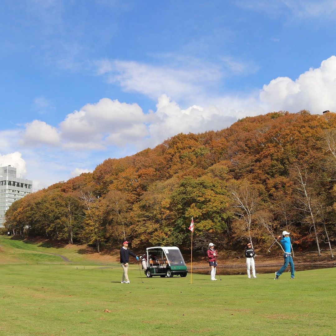 秋の紅葉を楽しみながらゴルフ満喫