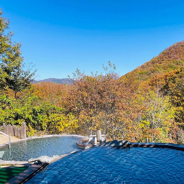 秋色に染まる絶景の紅葉を前に美肌の温泉でゆ〜っくりとくつろぐ・・